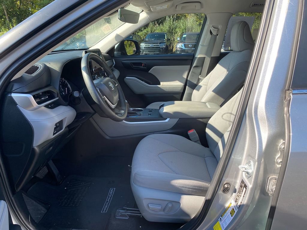 Used 2024 Toyota Highlander LE image 12