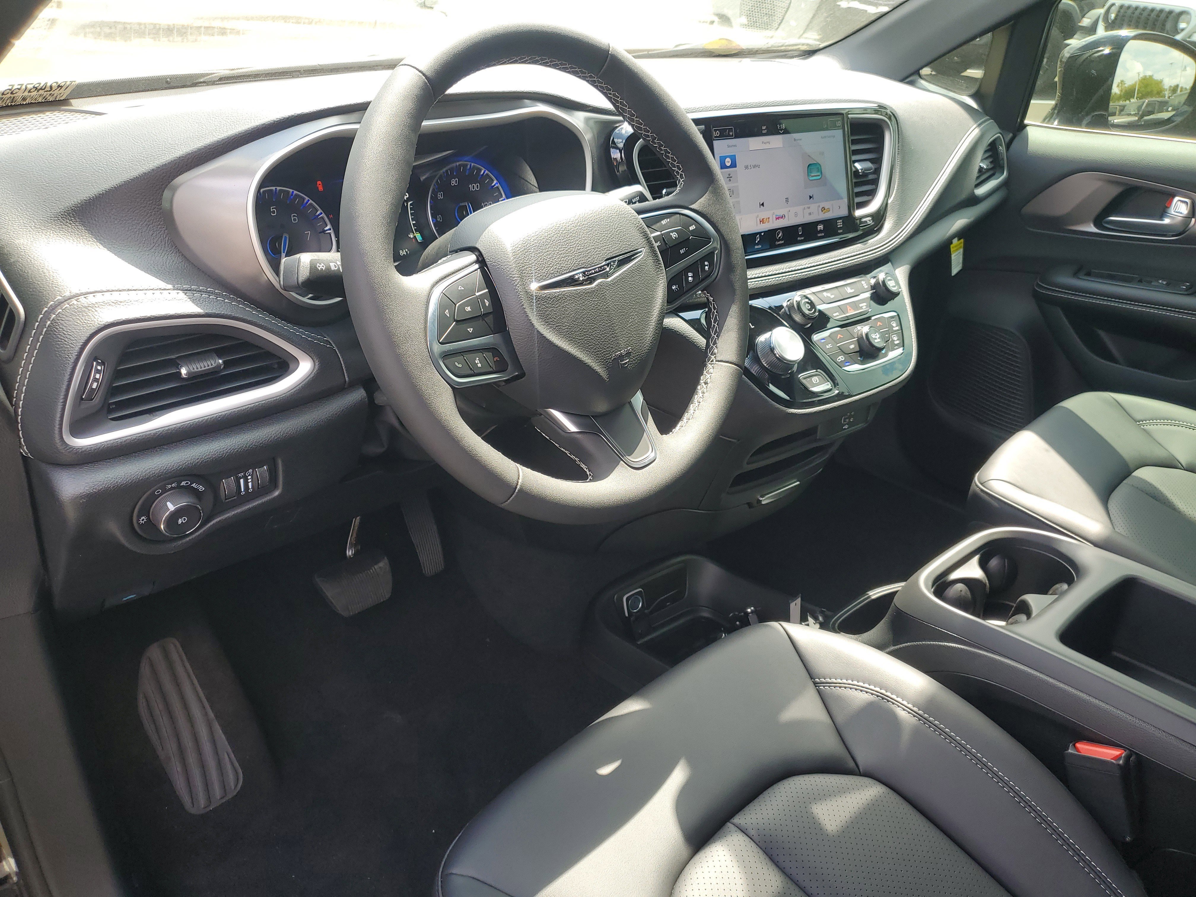 New 2026 Chrysler Pacifica Select image 12