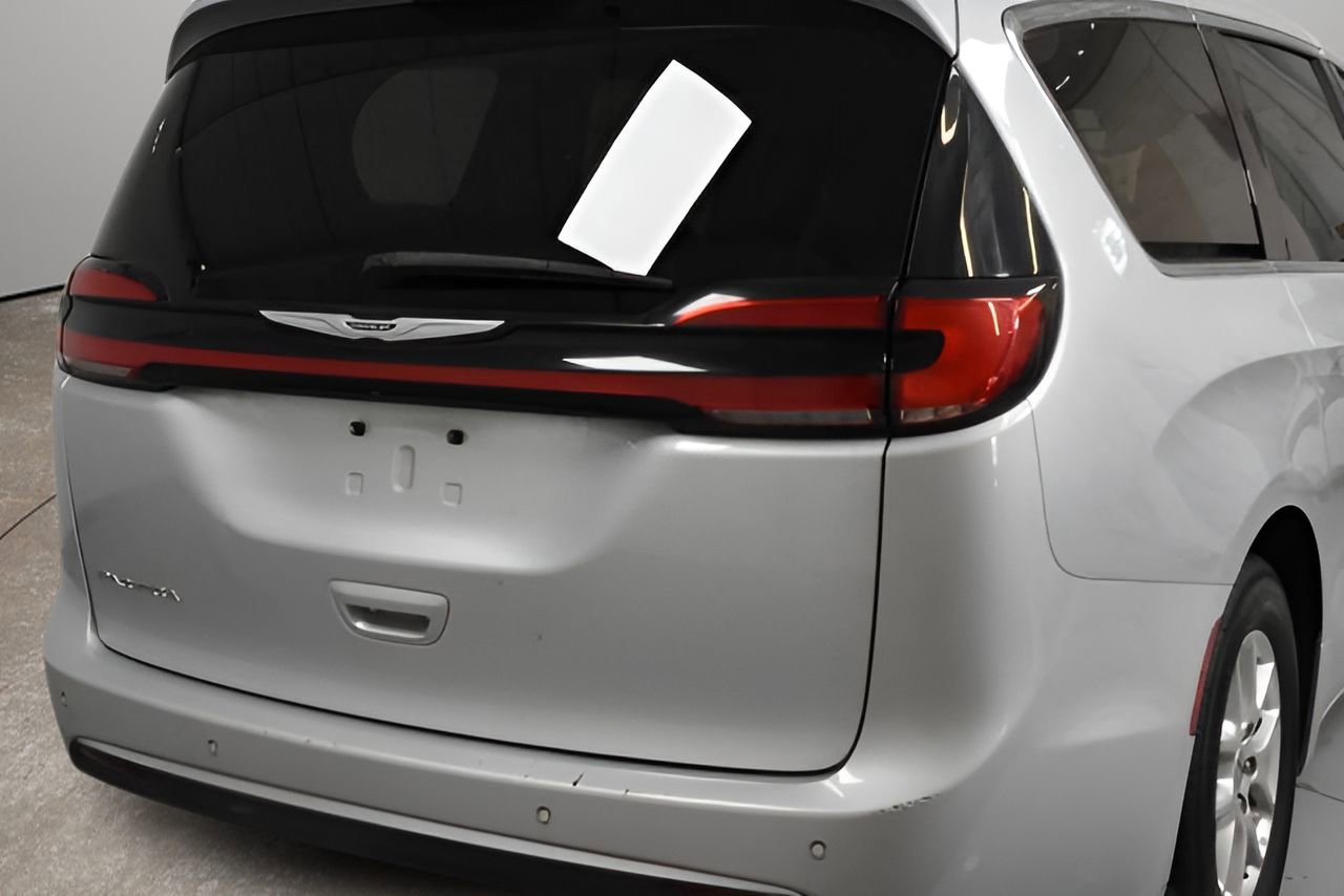 Used 2023 Chrysler Pacifica Touring-L image 3