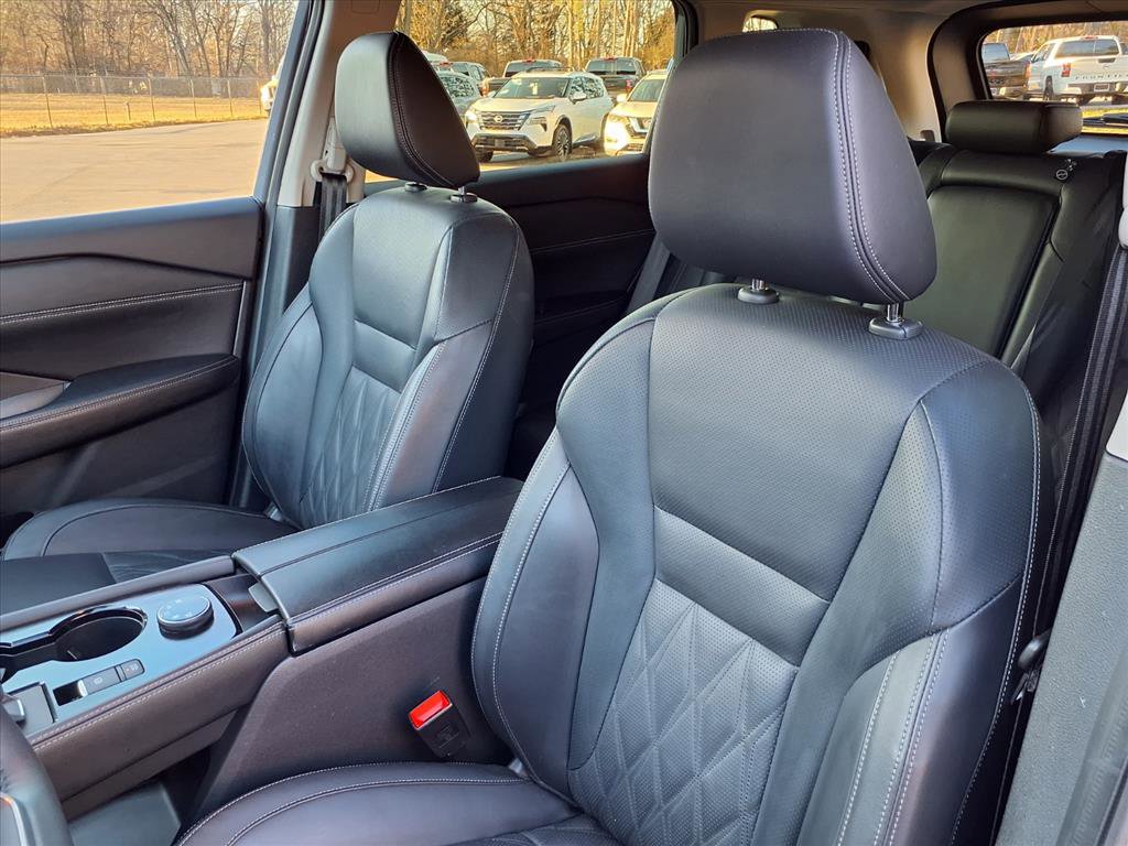 Used 2024 Nissan Rogue Platinum image 12