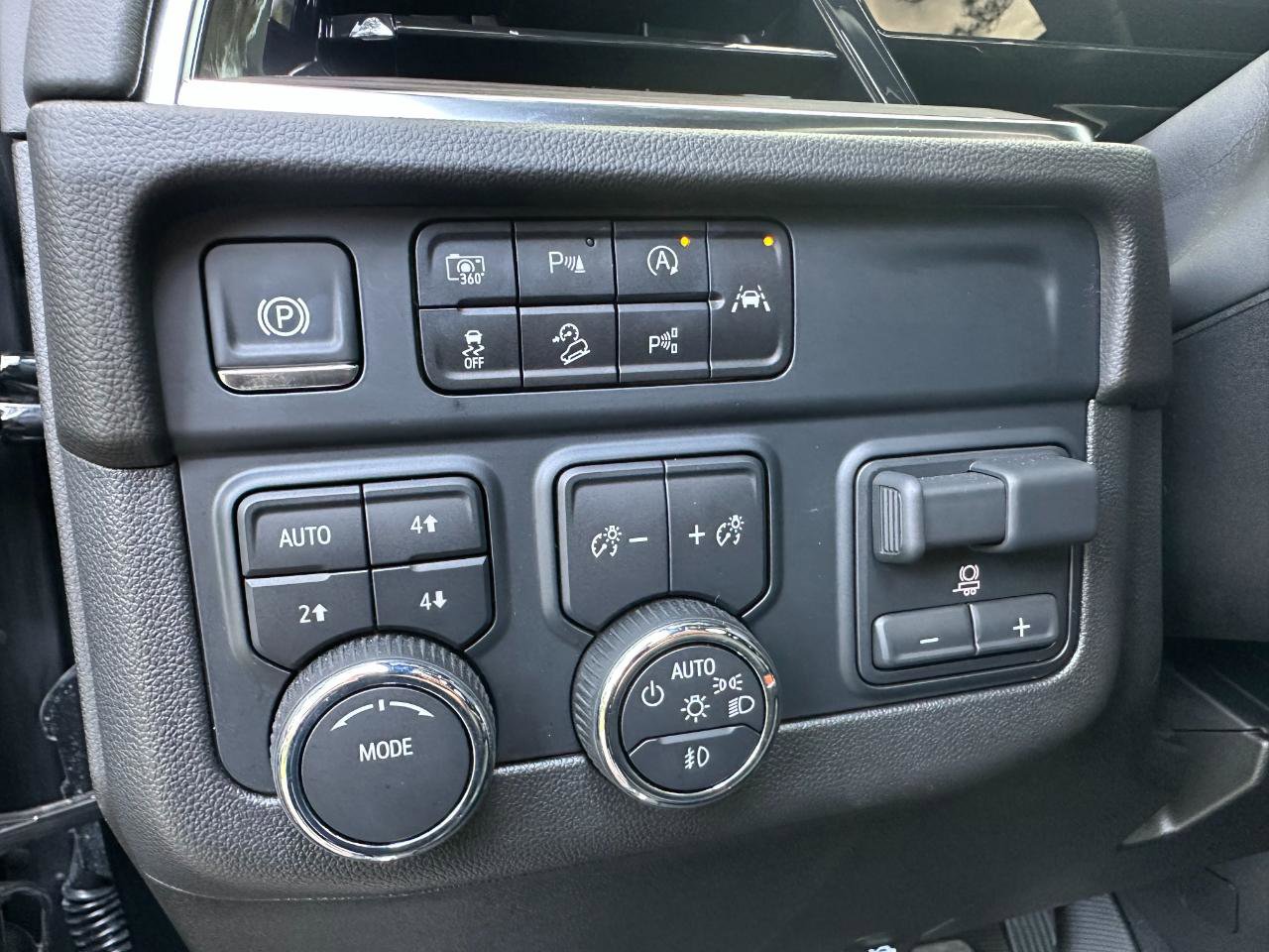 Used 2025 Chevrolet Tahoe Z71 w/ Comfort Package image 43