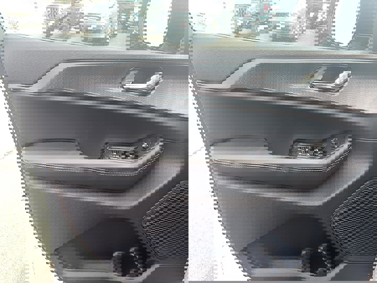 New 2025 Jeep Grand Cherokee Altitude image 11