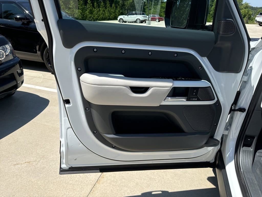 New 2024 Land Rover Defender 110 SE image 2