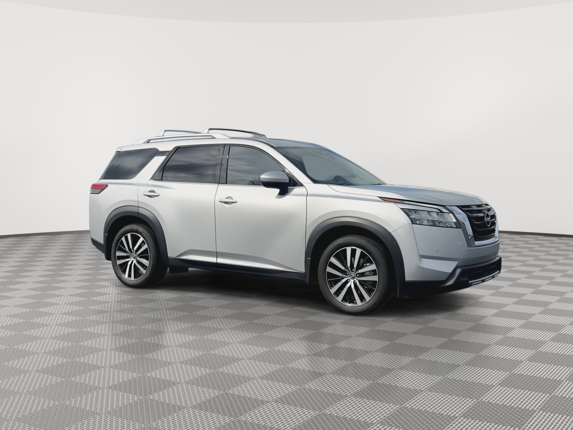 Used 2023 Nissan Pathfinder Platinum image 2