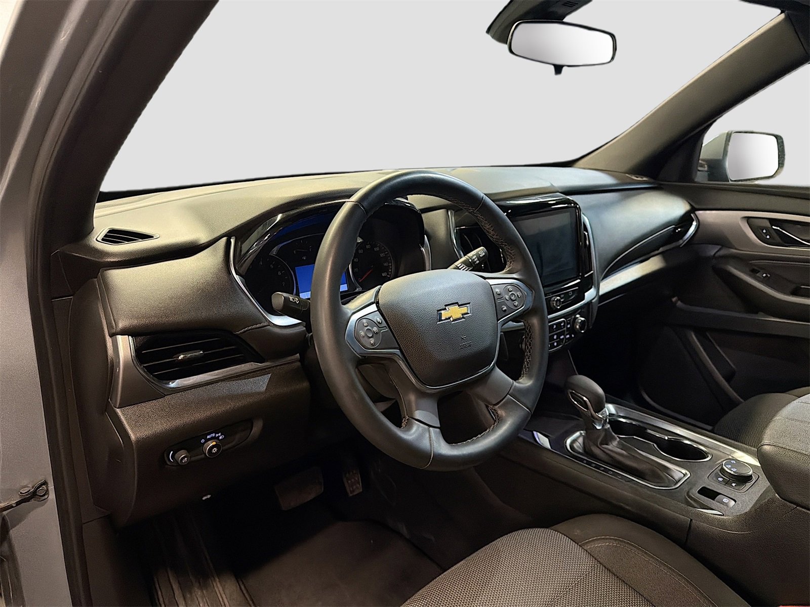 Used 2023 Chevrolet Traverse LT image 9