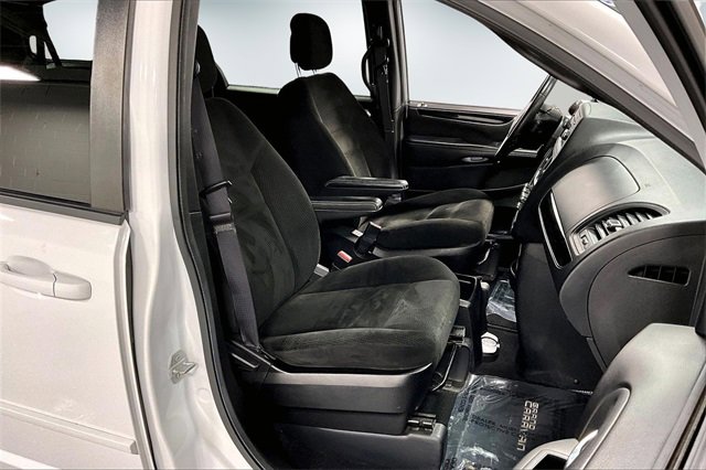 Used 2016 Dodge Grand Caravan SE image 25