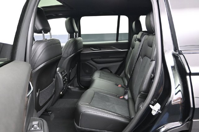 New 2026 Jeep Grand Cherokee Altitude AWD/4WD image 19