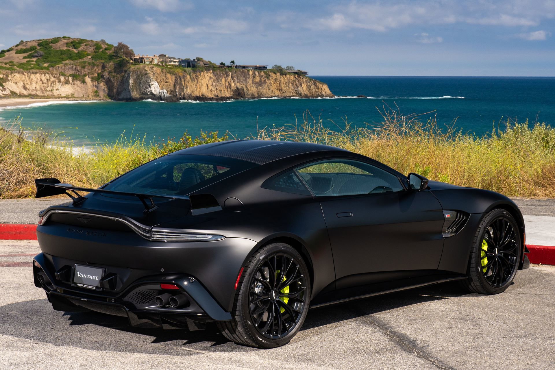 Used 2023 Aston Martin V8 Vantage Coupe RWD image 3