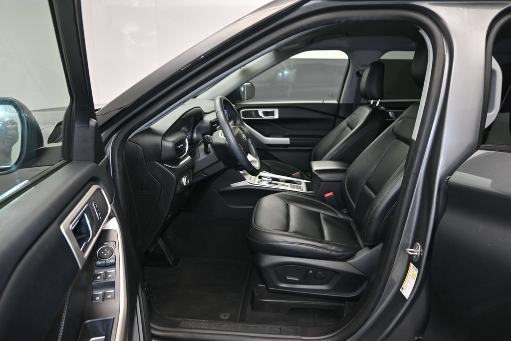 Used 2022 Ford Explorer XLT w/ Equipment Group 202A RWD image 13