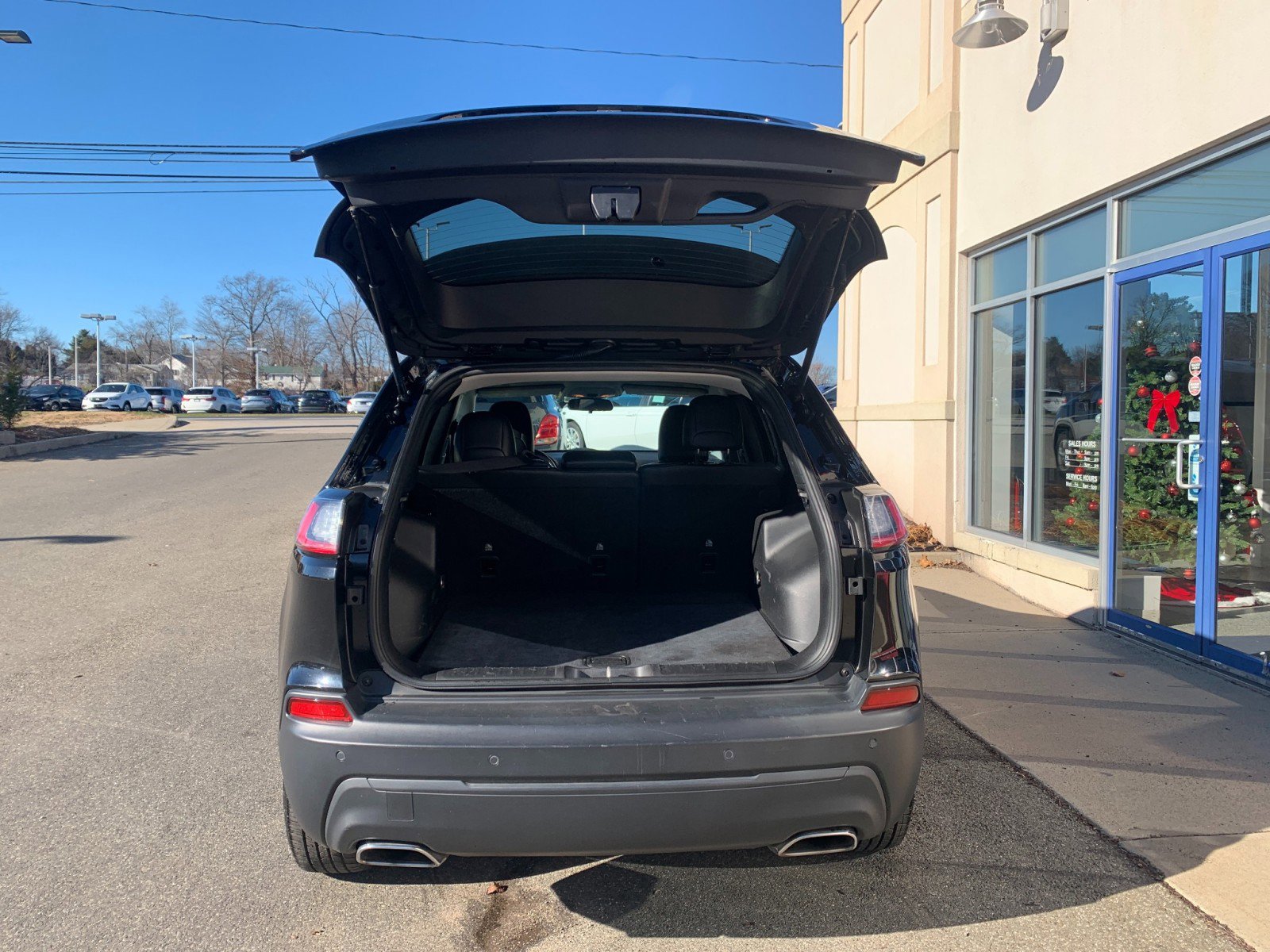 Used 2019 Jeep Cherokee Latitude Plus w/ Cold Weather Group image 8