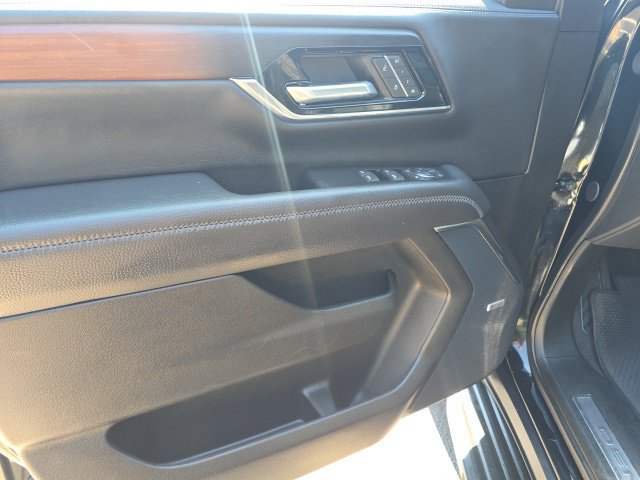 Used 2025 GMC Yukon XL Denali AWD/4WD image 19