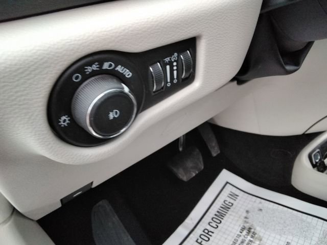 Used 2024 Chrysler Pacifica Touring-L image 27