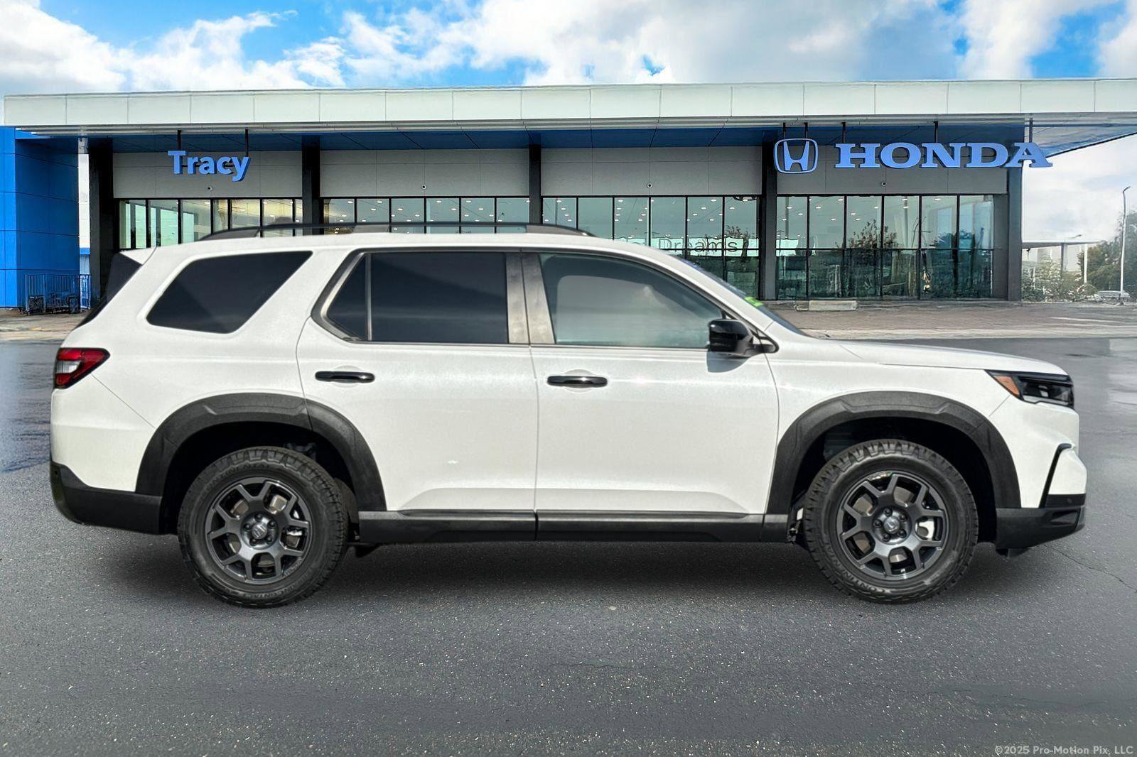 Certified 2025 Honda Pilot TrailSport image 3