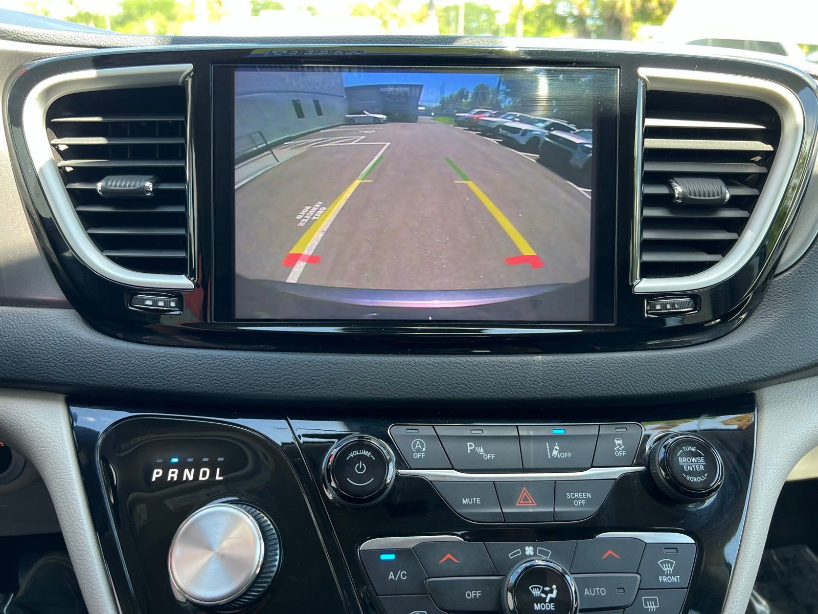 Used 2023 Chrysler Pacifica Touring-L image 37