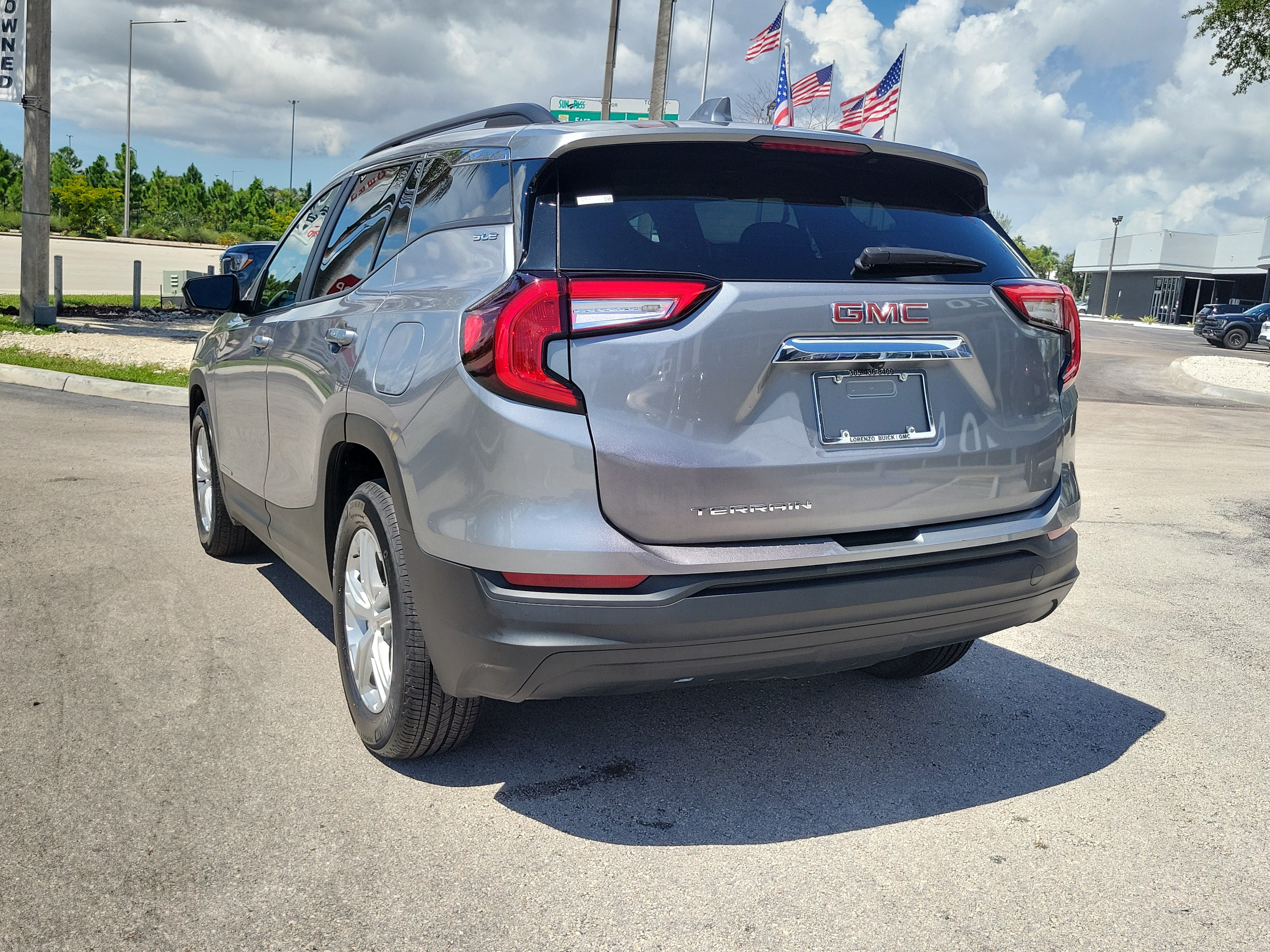Used 2024 GMC Terrain SLE w/ Driver Convenience Package FWD image 7