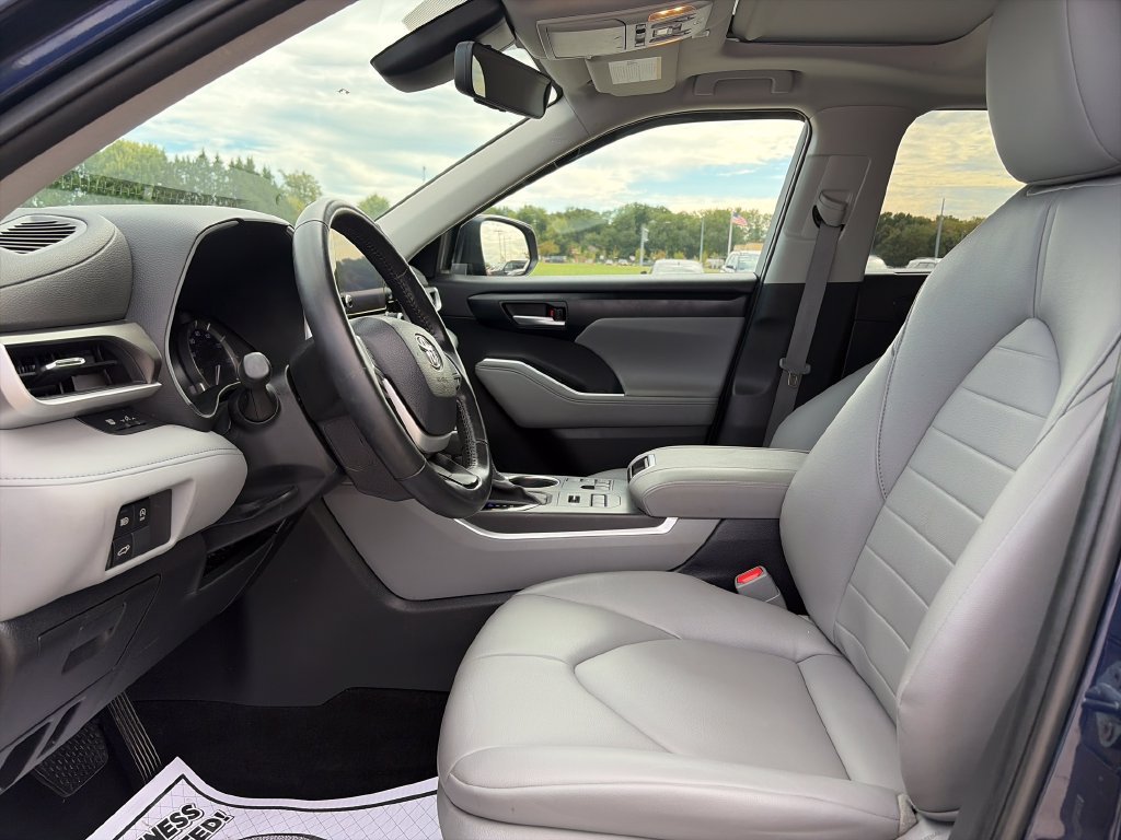 Used 2023 Toyota Highlander XLE AWD/4WD image 14