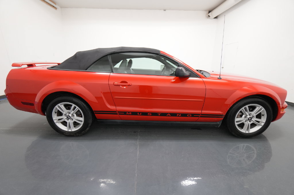 Used 2005 Ford Mustang Convertible RWD image 8
