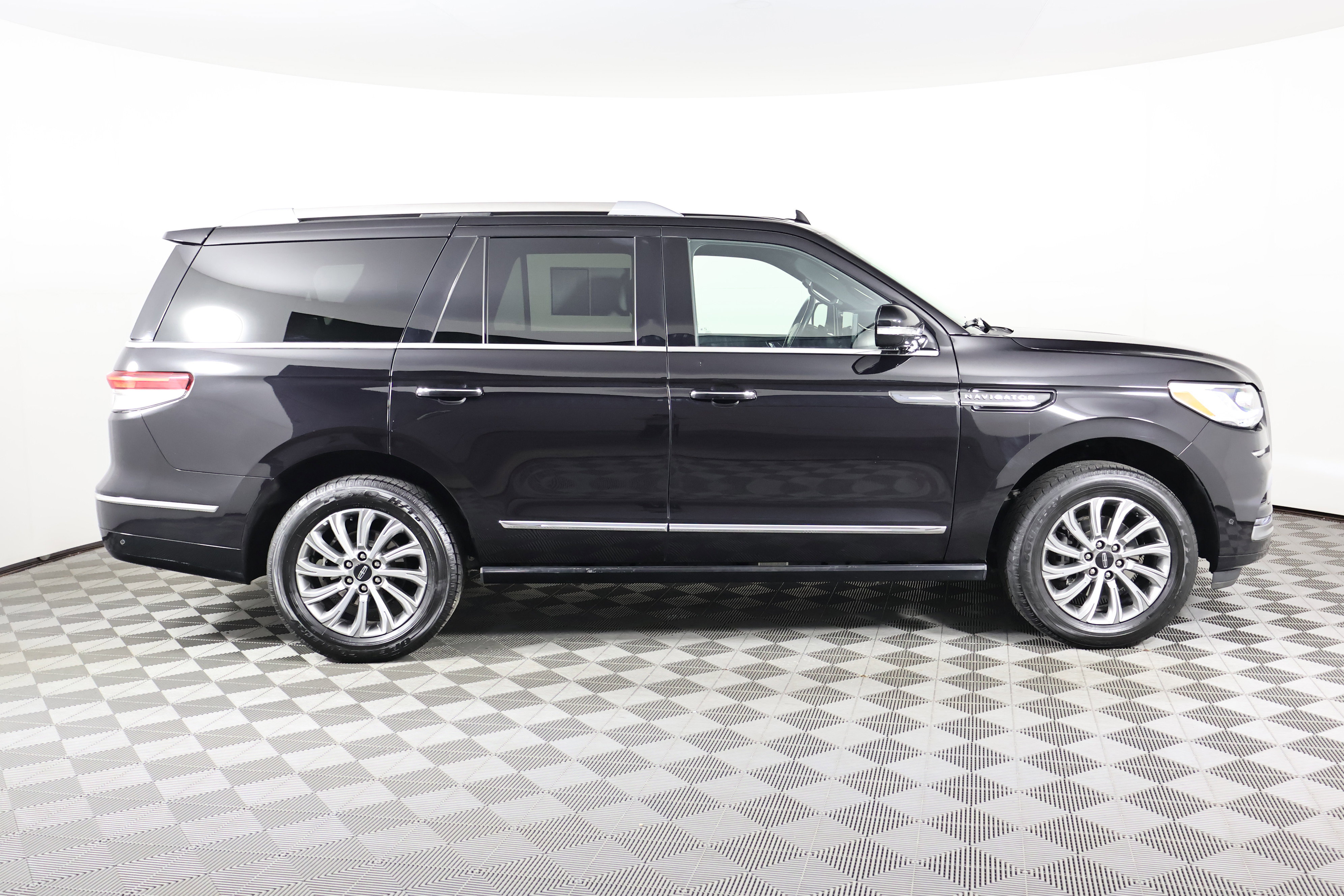 Used 2024 Lincoln Navigator Premiere image 5