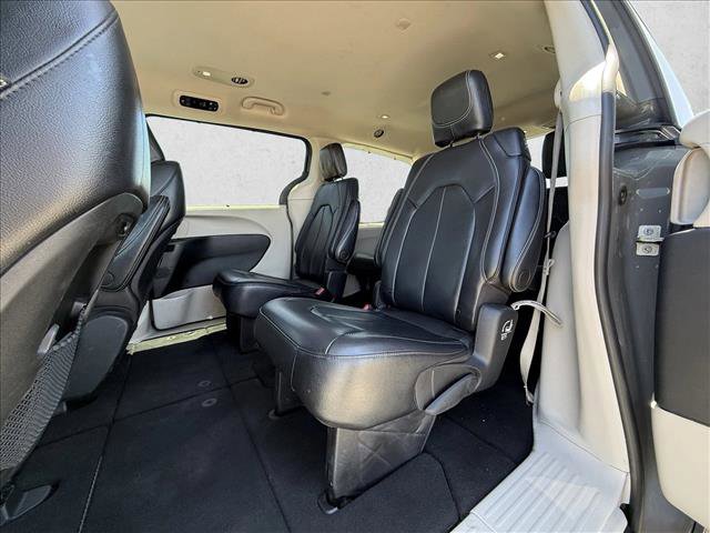 Used 2022 Chrysler Pacifica Touring-L FWD image 21
