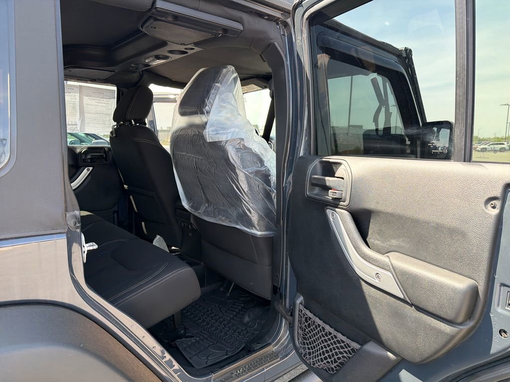 Used 2017 Jeep Wrangler Unlimited Rubicon w/ Connectivity Group image 27