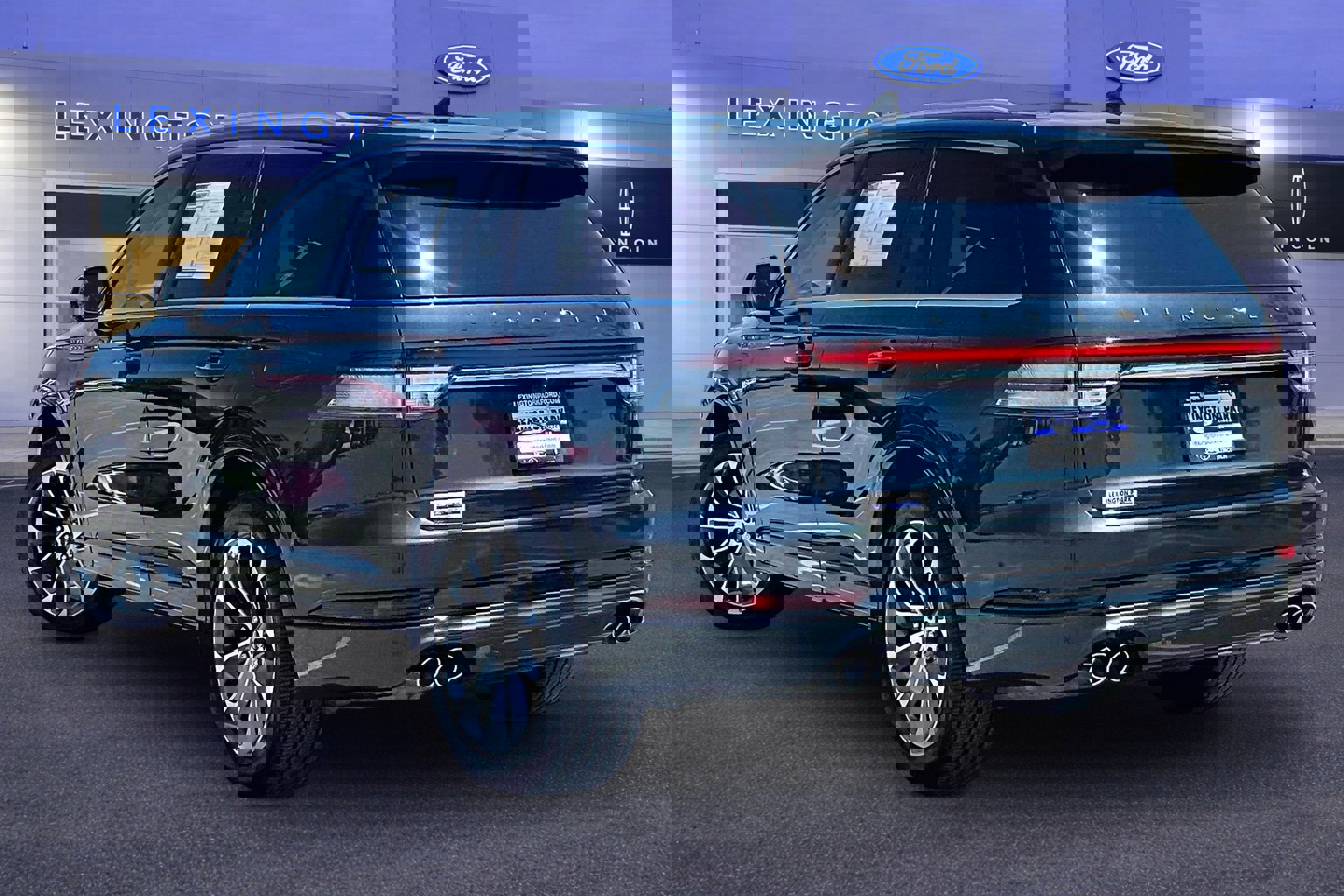 Used 2023 Lincoln Aviator Grand Touring w/ Equipment Group 301A image 4