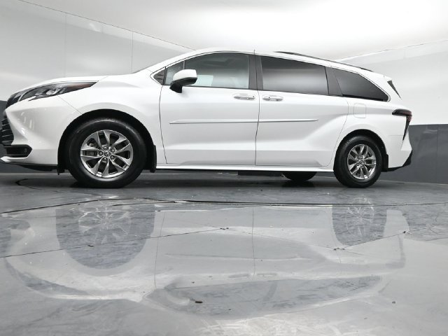 Used 2025 Toyota Sienna XLE w/ XLE Plus Package AWD/4WD image 39