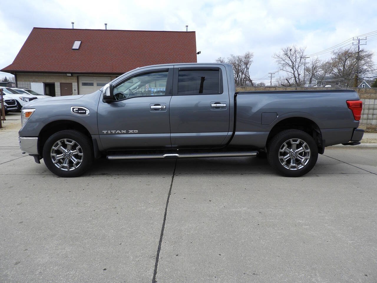 Used 2018 Nissan Titan SL w/ Chrome Package AWD/4WD image 6