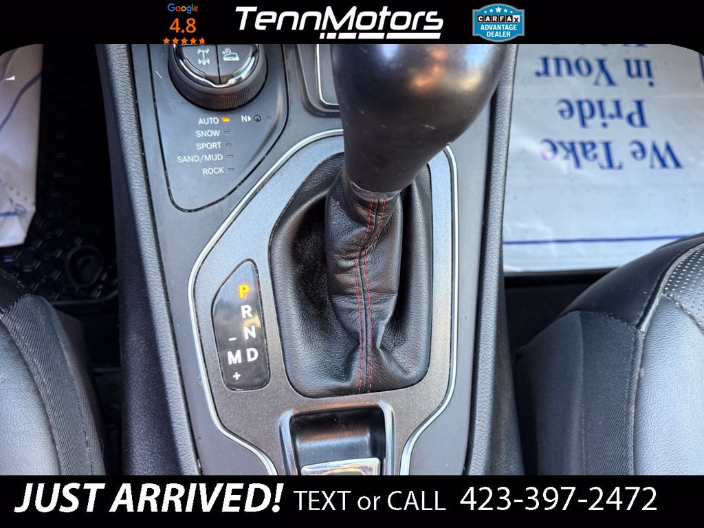 Used 2019 Jeep Cherokee Trailhawk AWD/4WD image 22