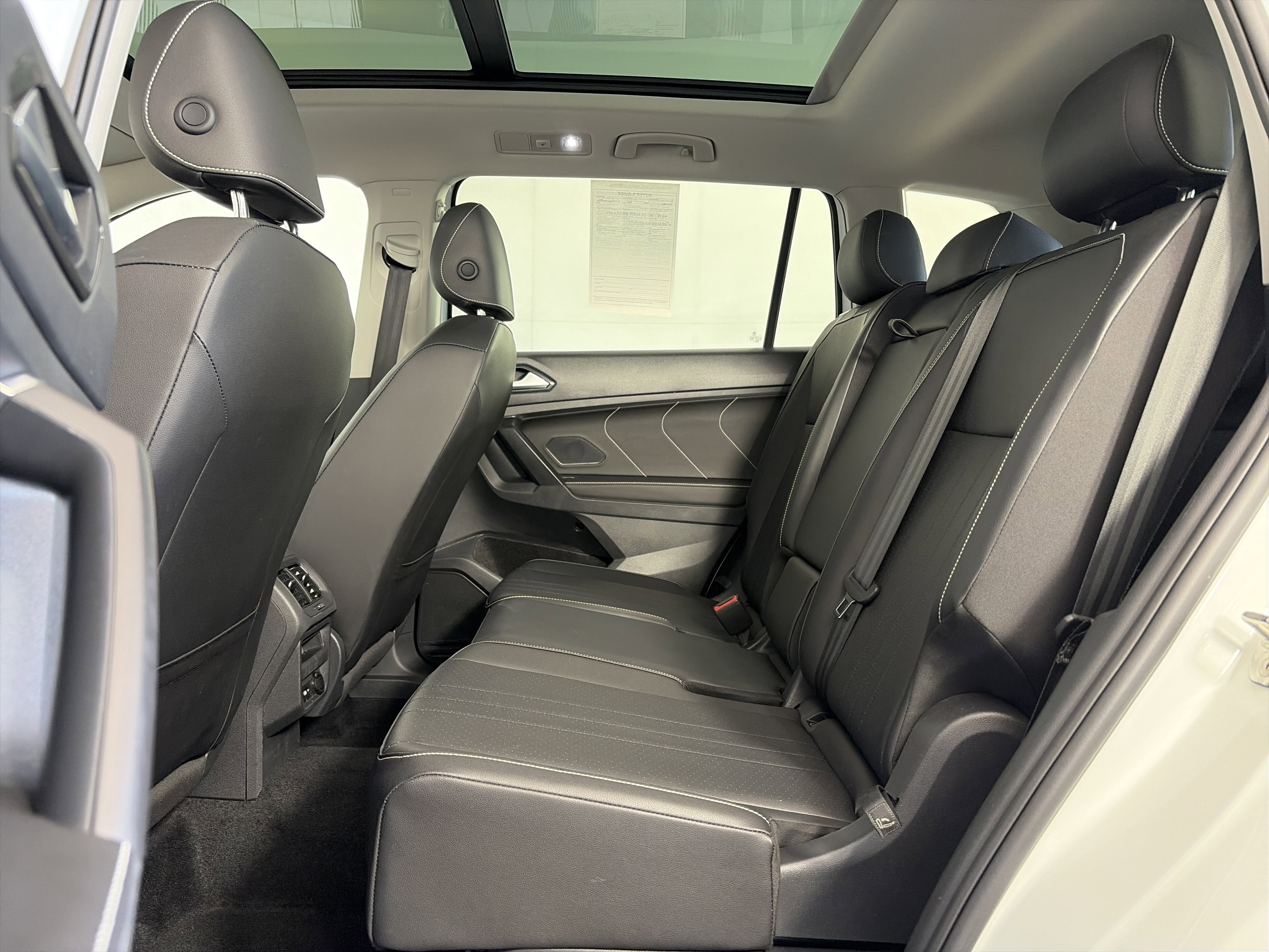 Used 2023 Volkswagen Tiguan SE w/ Panoramic Sunroof Package image 9