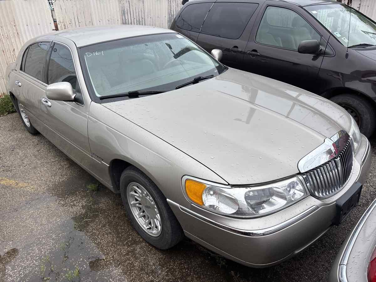 Used 1999 Lincoln Town Car Signature RWD image 2
