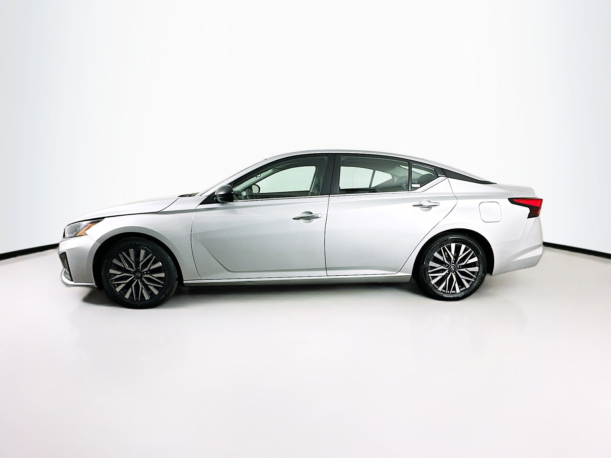 Used 2024 Nissan Altima 2.5 SV image 4