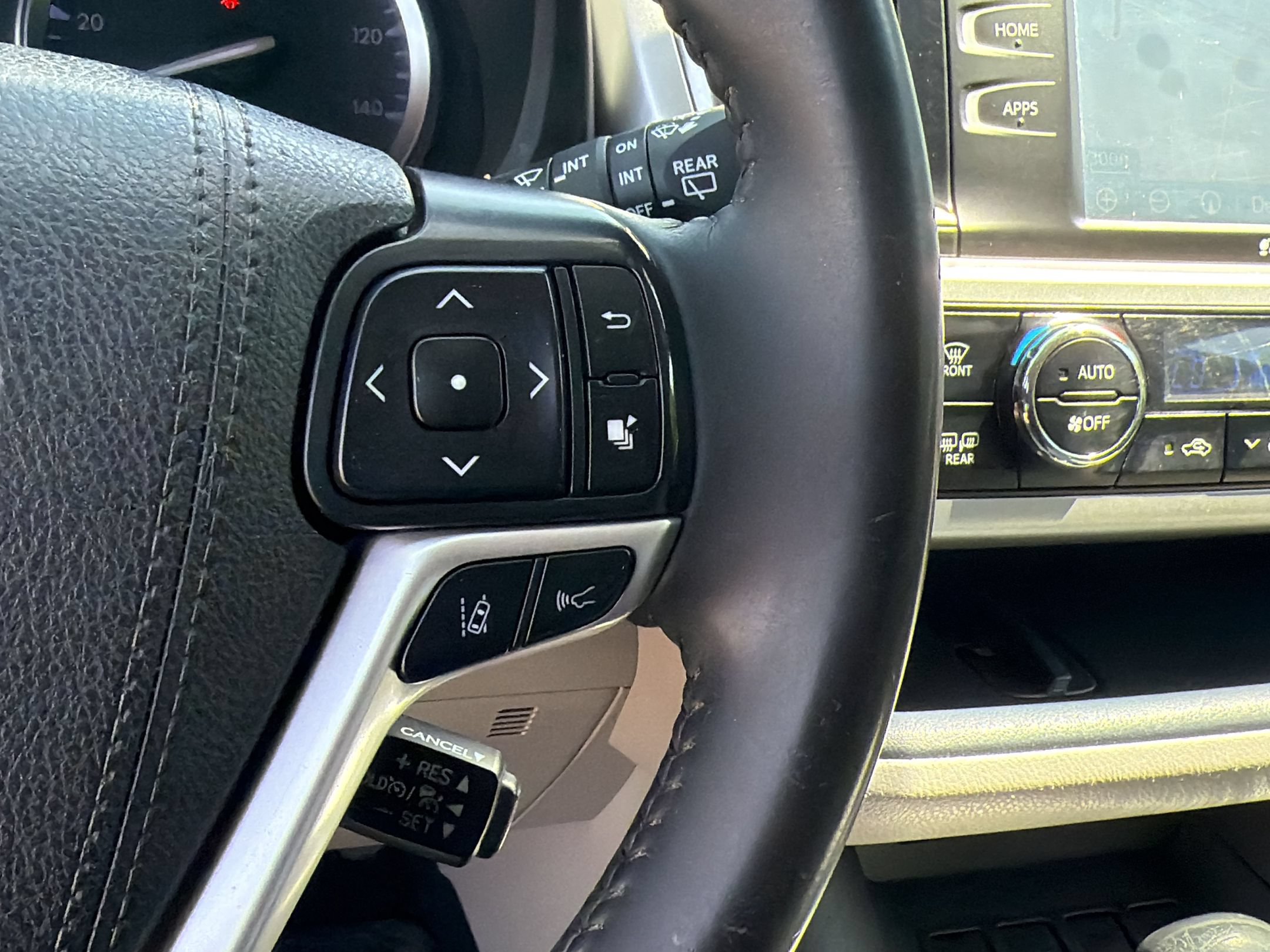 Used 2019 Toyota Highlander XLE FWD image 15