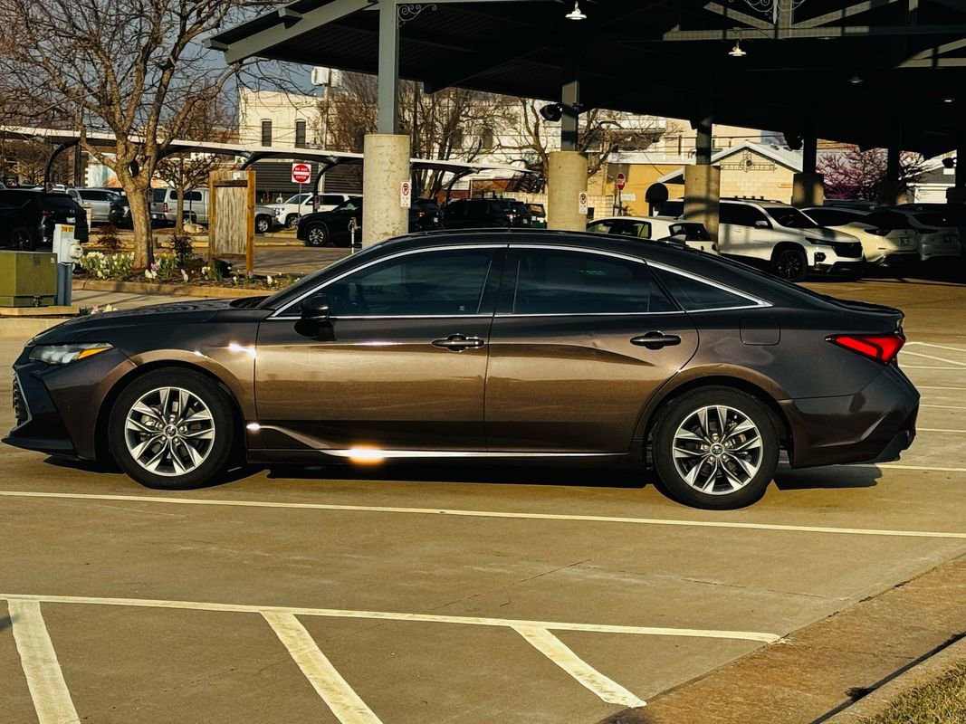 Used 2019 Toyota Avalon XLE w/ Moonroof Package image 5
