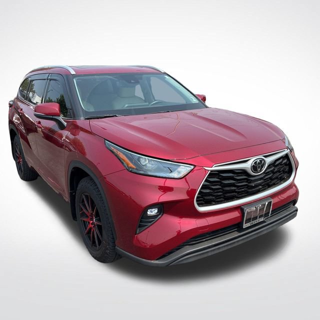 Used 2022 Toyota Highlander XLE AWD/4WD image 2