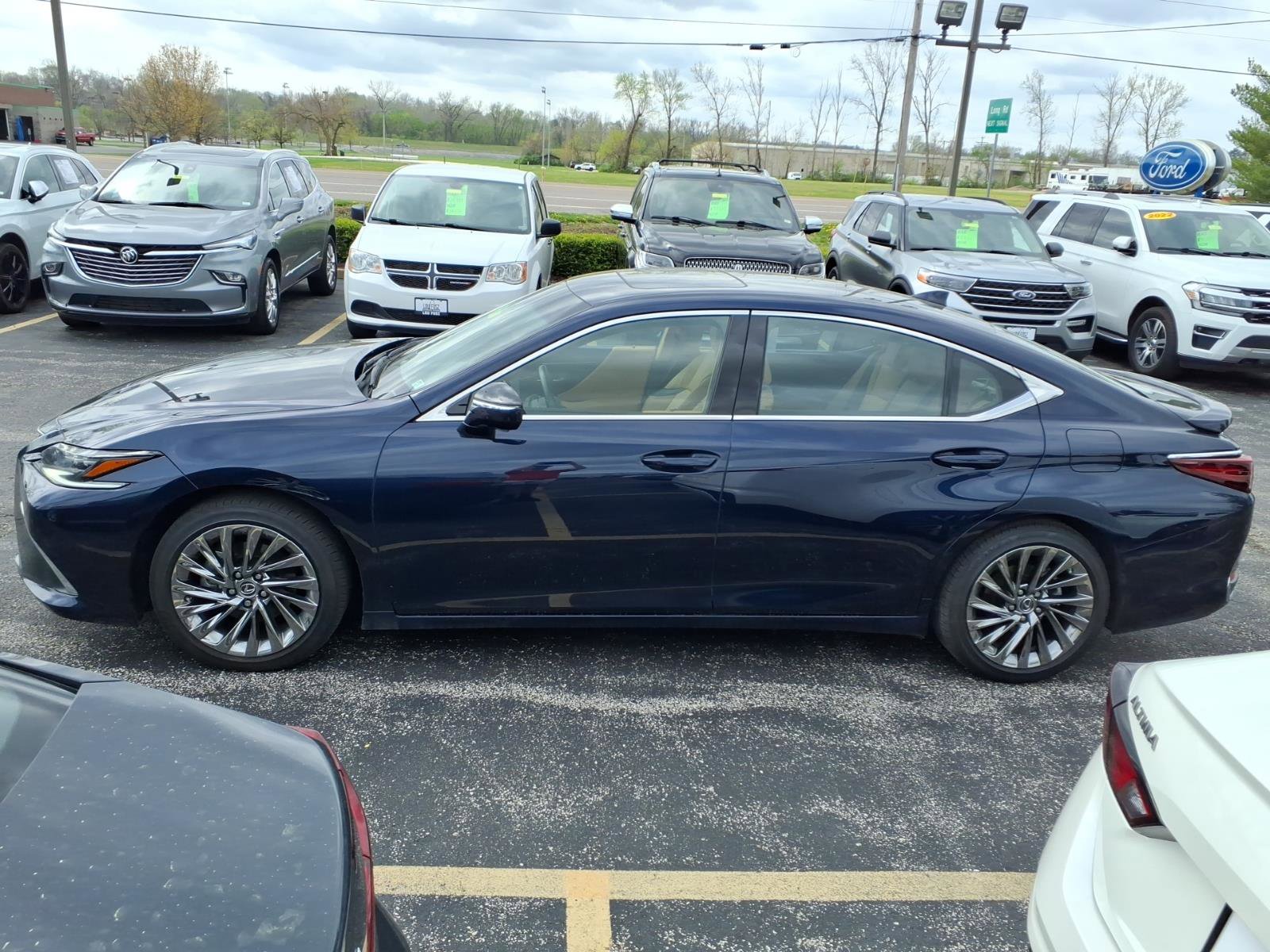 Used 2024 Lexus ES 300h Ultra Luxury w/ Accessory Package (Z2) image 5