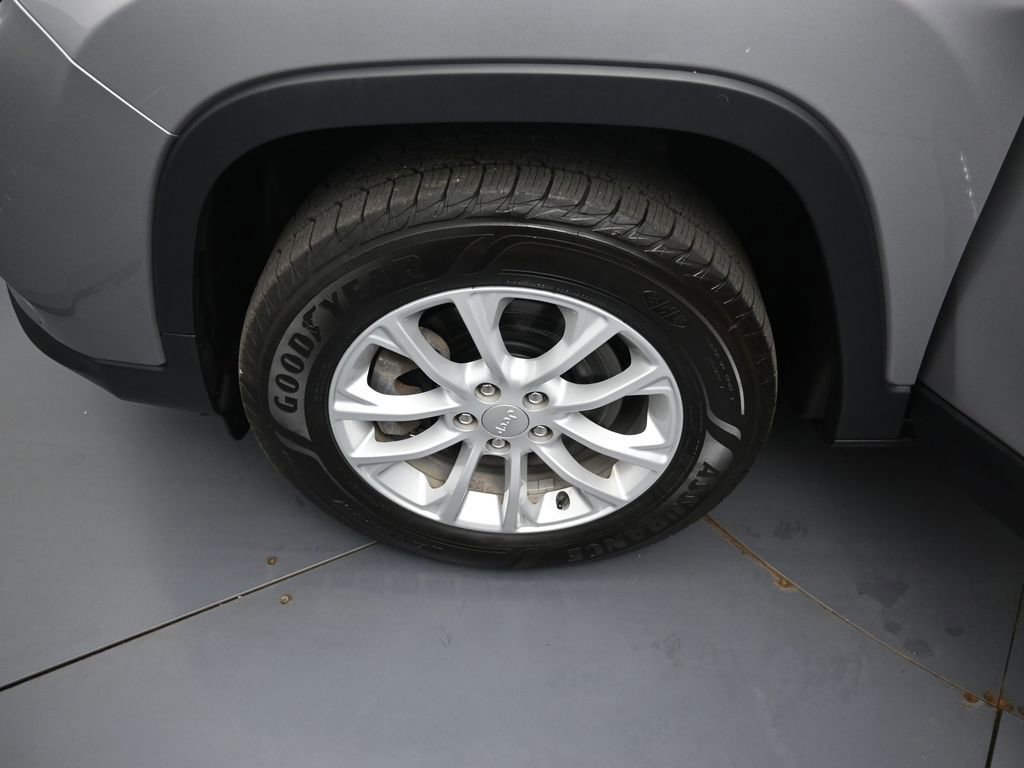 Used 2019 Jeep Cherokee Latitude w/ Popular Appearance Group AWD/4WD image 34