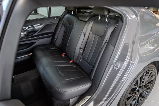 Used 2022 BMW 740i w/ M Sport Package RWD image 40