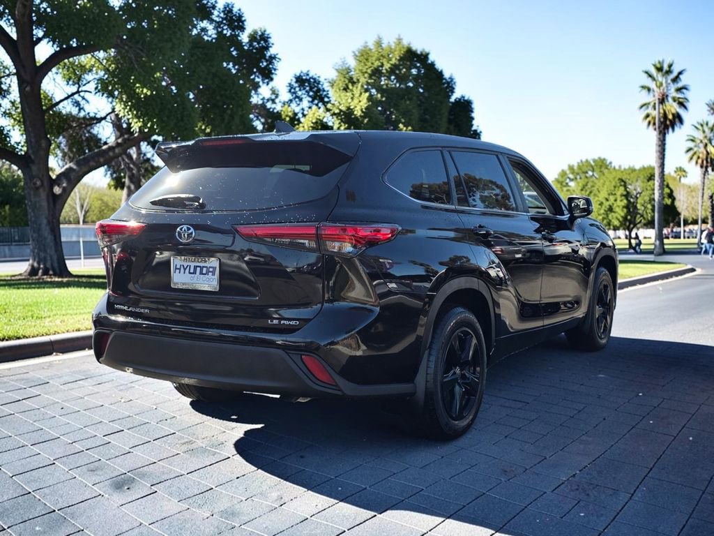 Used 2023 Toyota Highlander LE AWD/4WD image 5