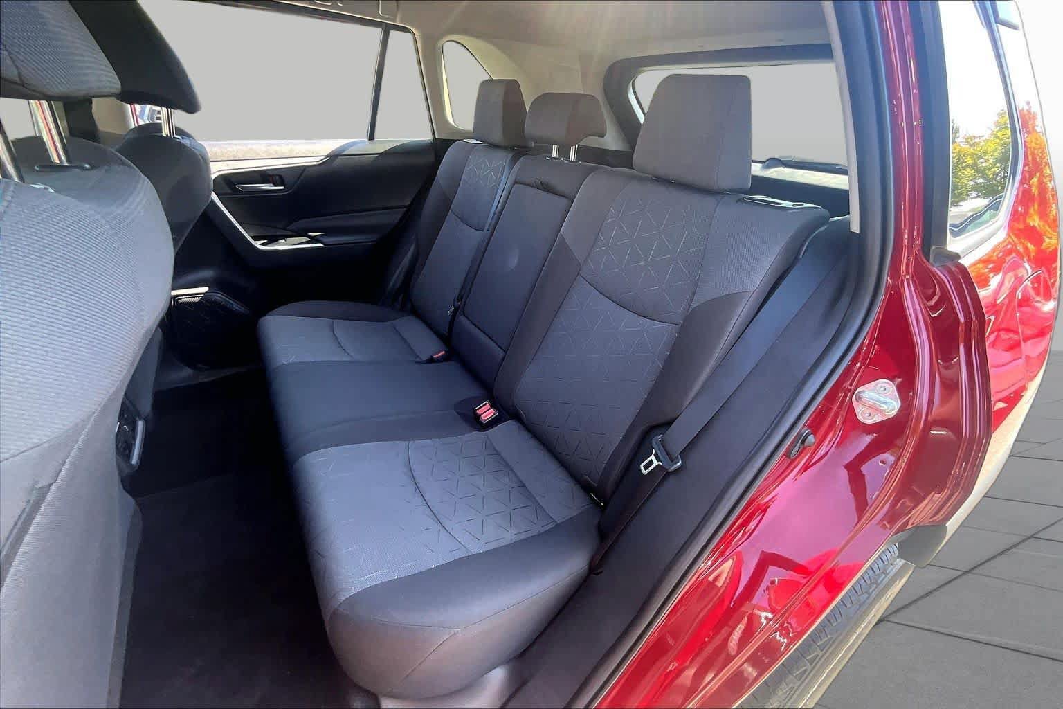 Used 2021 Toyota RAV4 XLE AWD/4WD image 19