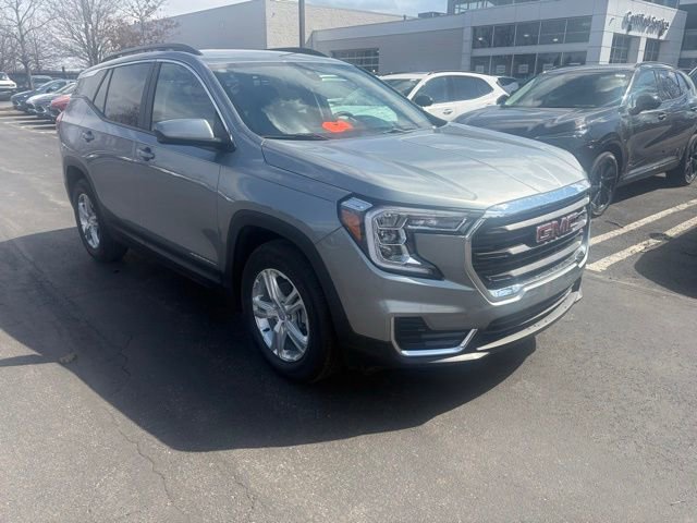 Used 2023 GMC Terrain SLE w/ Driver Convenience Package image 3