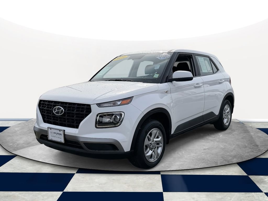 Certified 2025 Hyundai Venue SE image 2