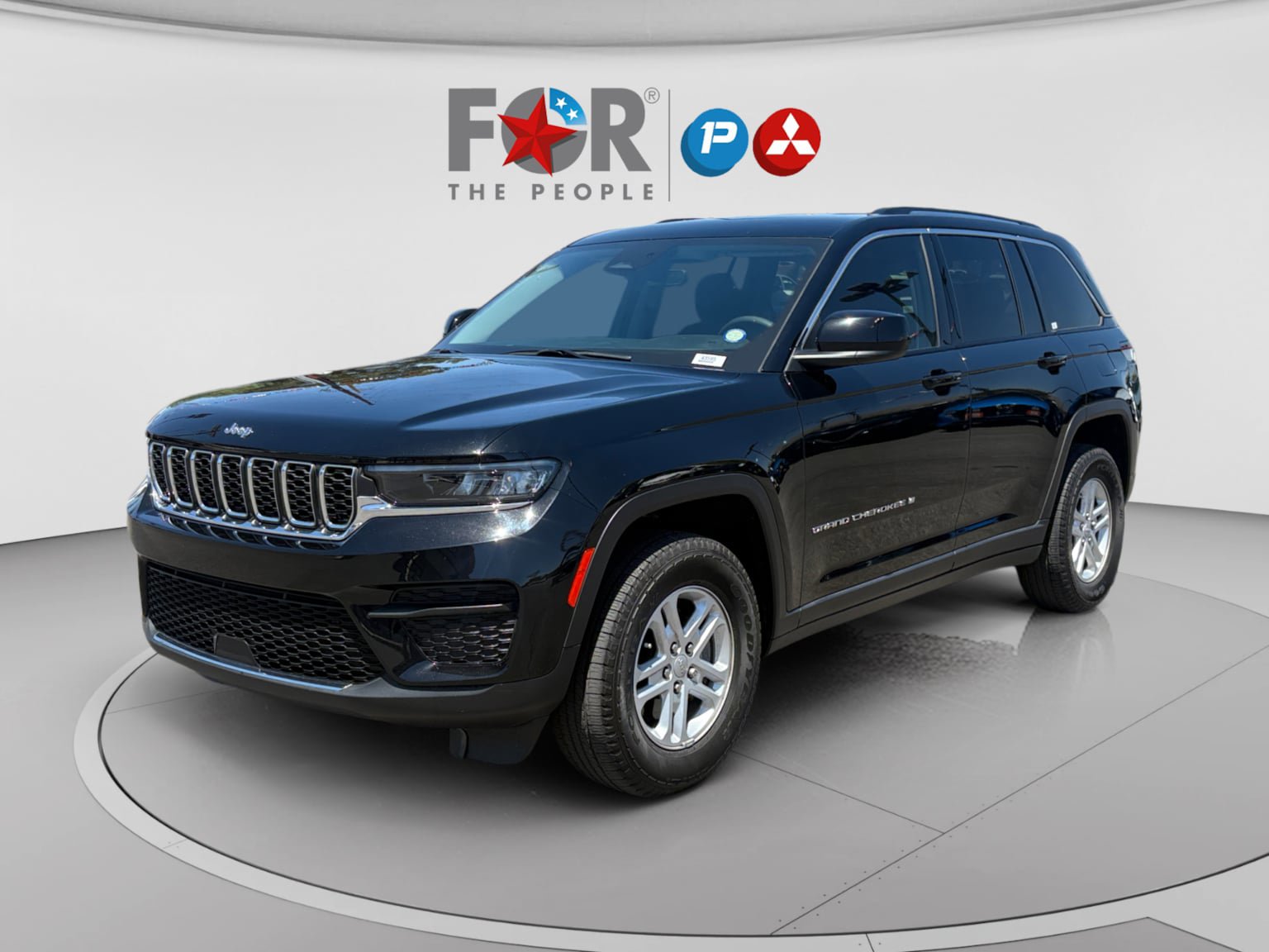 Used 2023 Jeep Grand Cherokee Laredo RWD image 1