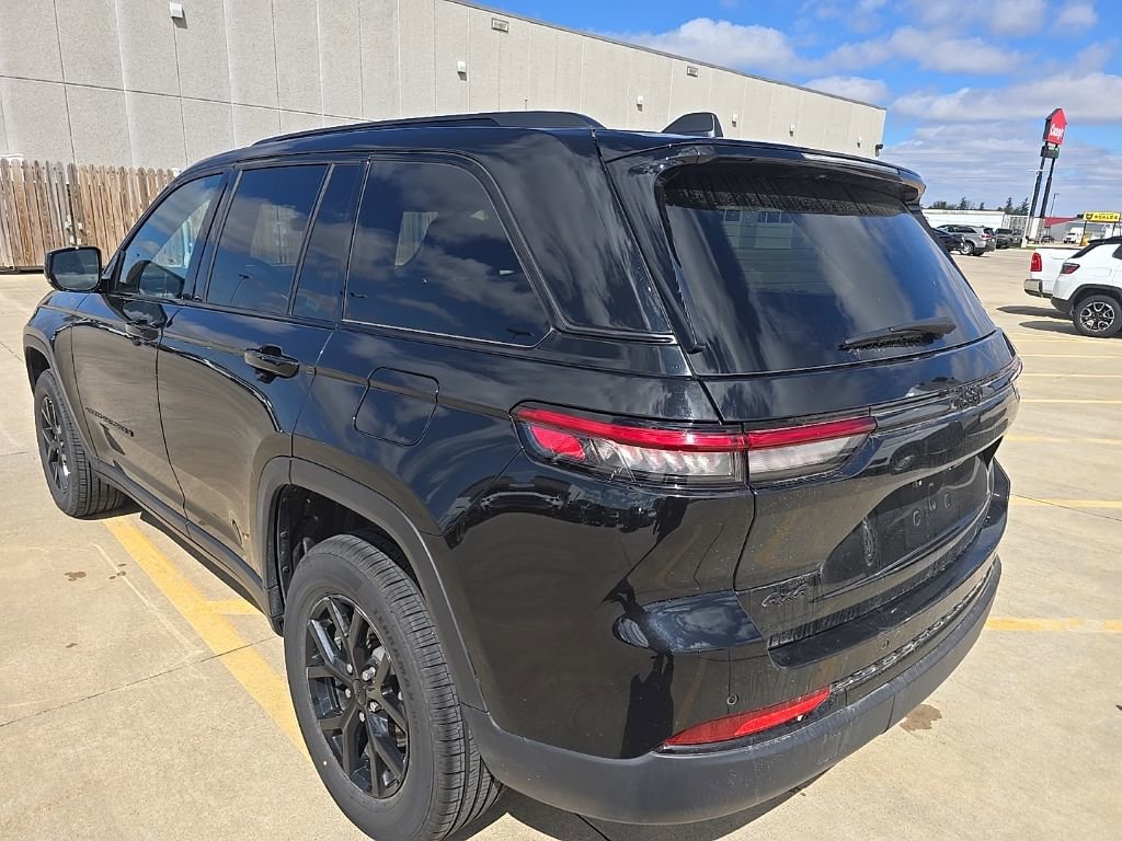 Used 2025 Jeep Grand Cherokee Altitude AWD/4WD image 8