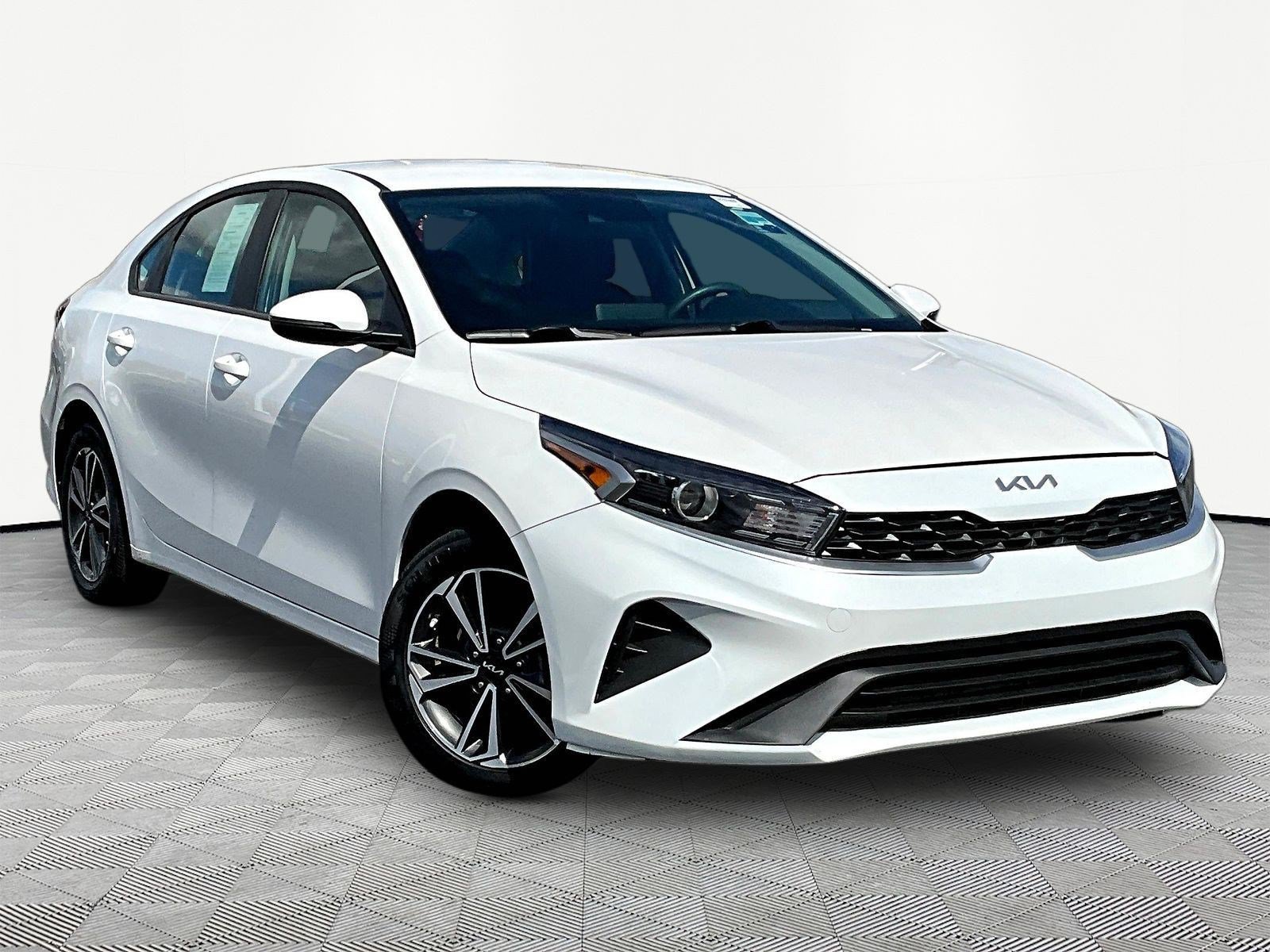 Used 2024 Kia Forte LXS w/ LXS Technology Package FWD image 3