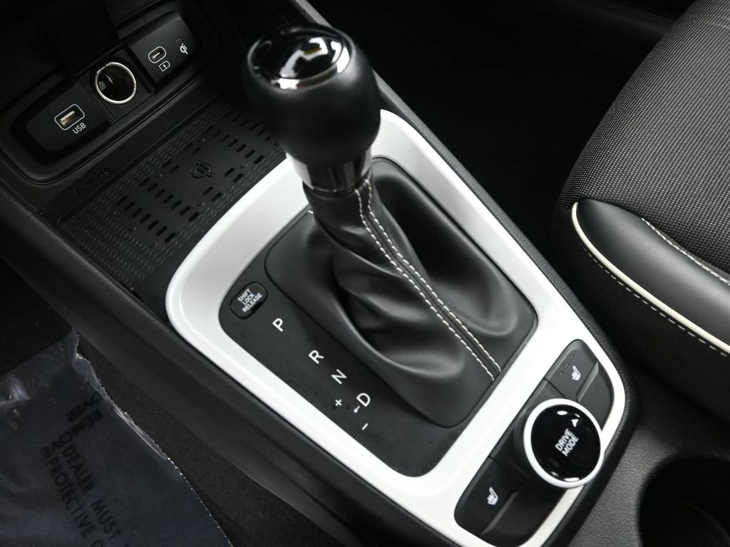 Used 2024 Hyundai Venue Limited image 30