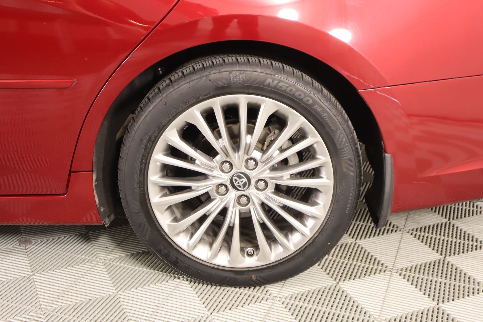 Used 2019 Toyota Avalon Limited image 20