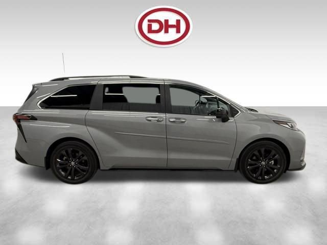 Used 2024 Toyota Sienna XSE w/ XSE Plus Package image 2