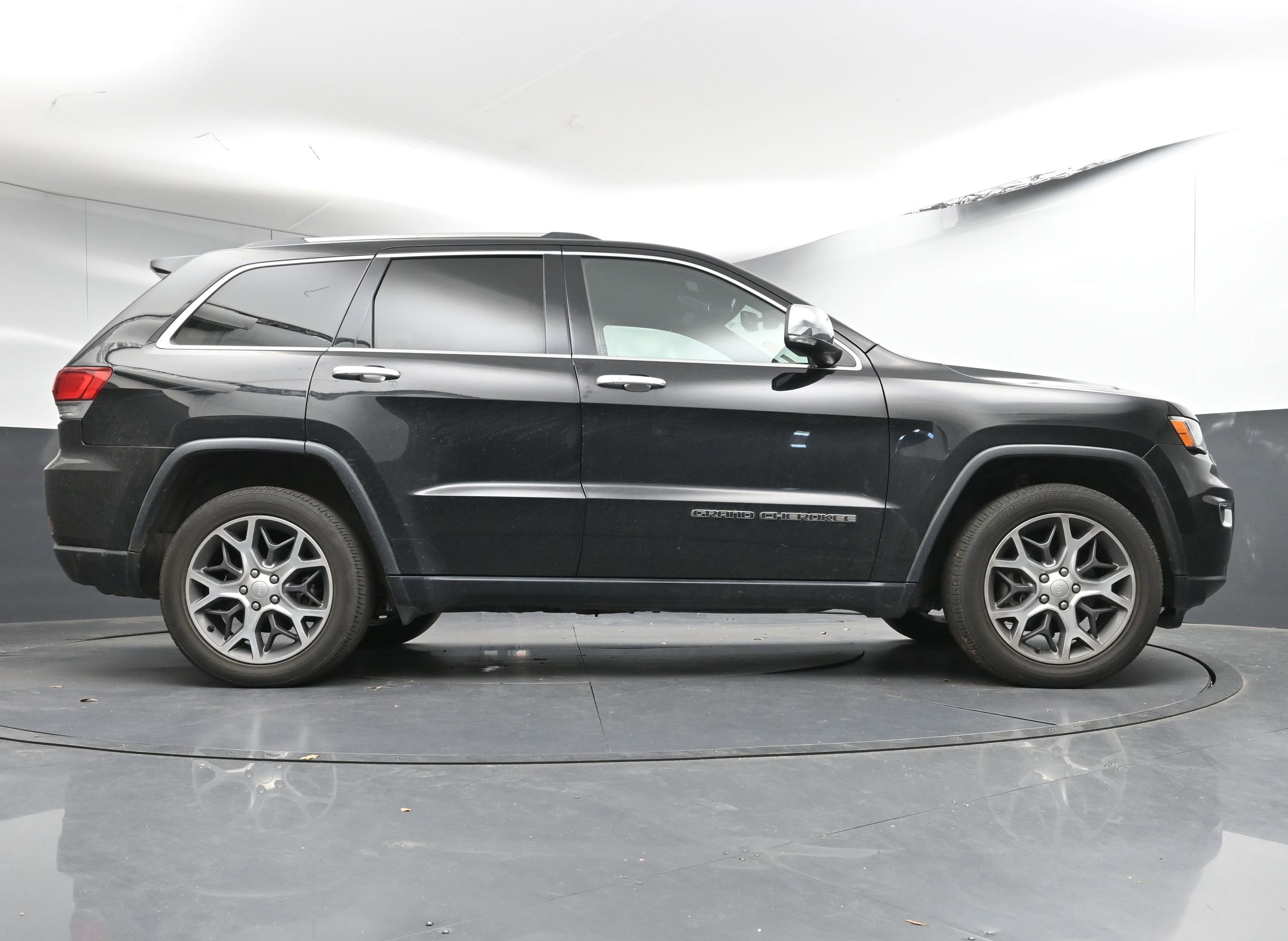 Used 2020 Jeep Grand Cherokee Limited w/ Luxury Group II image 25