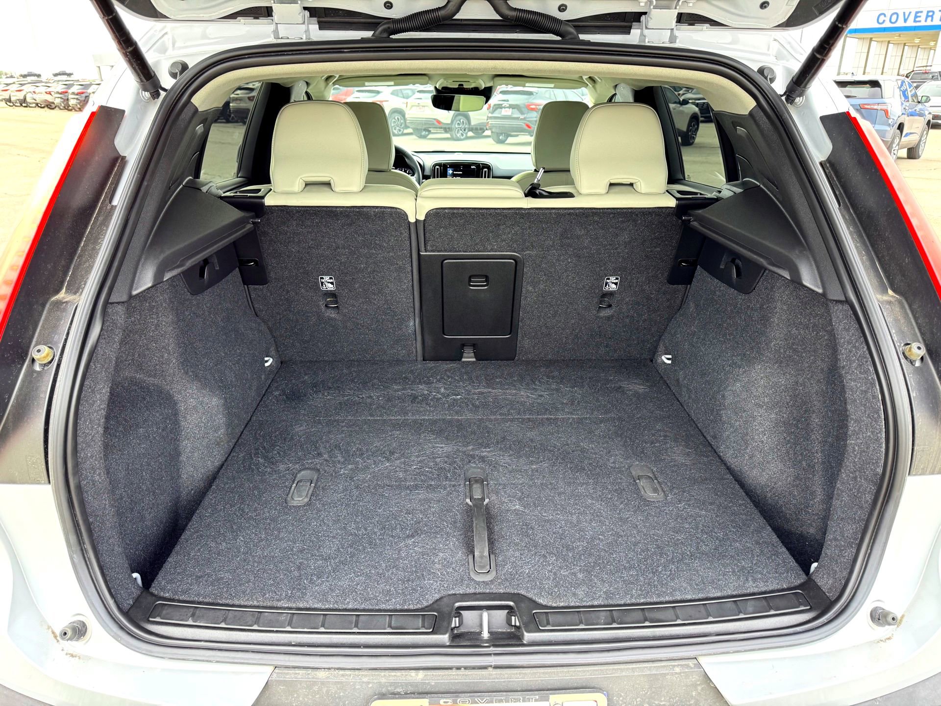 Used 2022 Volvo XC40 T5 Momentum w/ Premium Package image 8