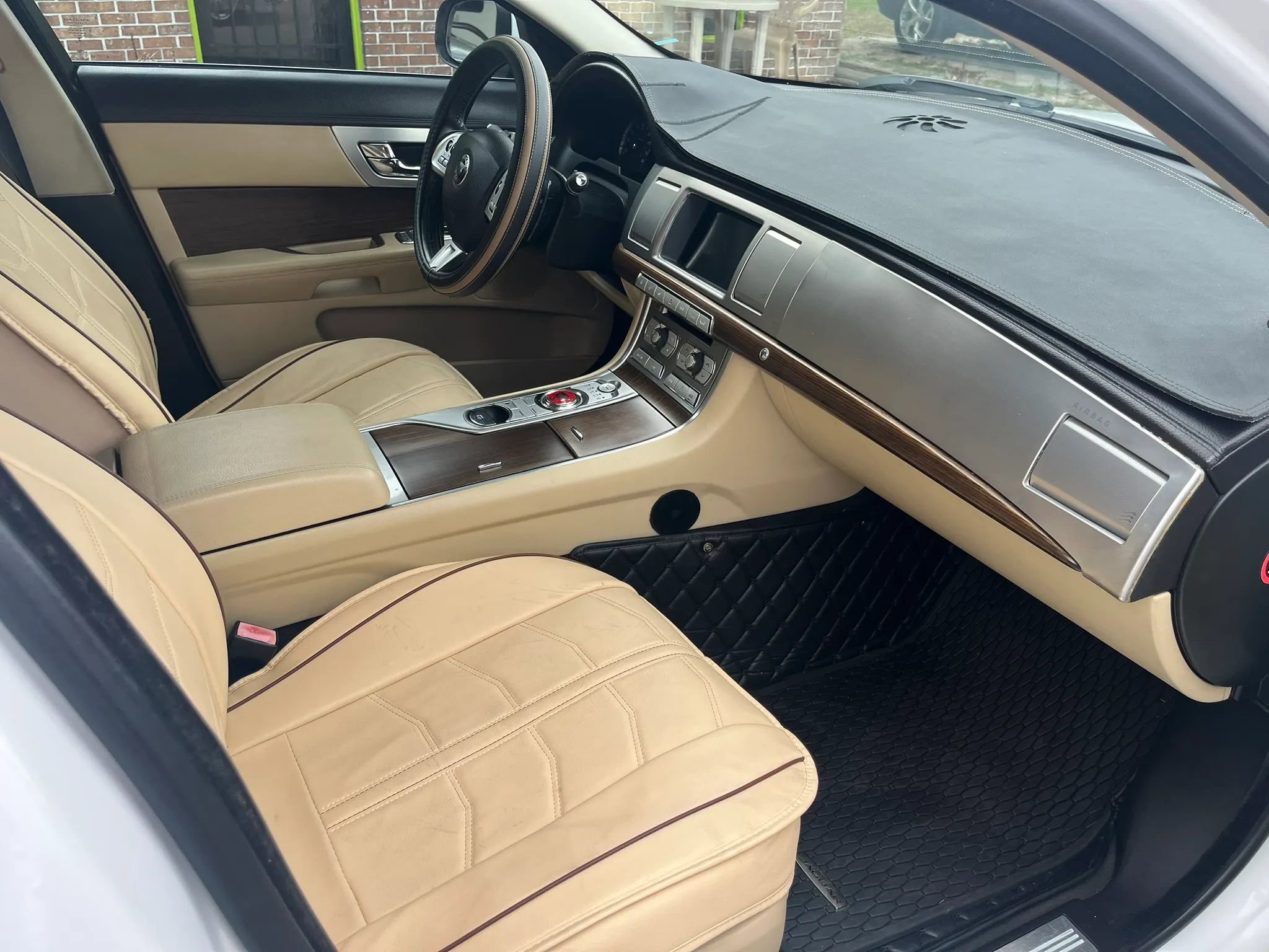 Used 2015 Jaguar XF Premium RWD image 33